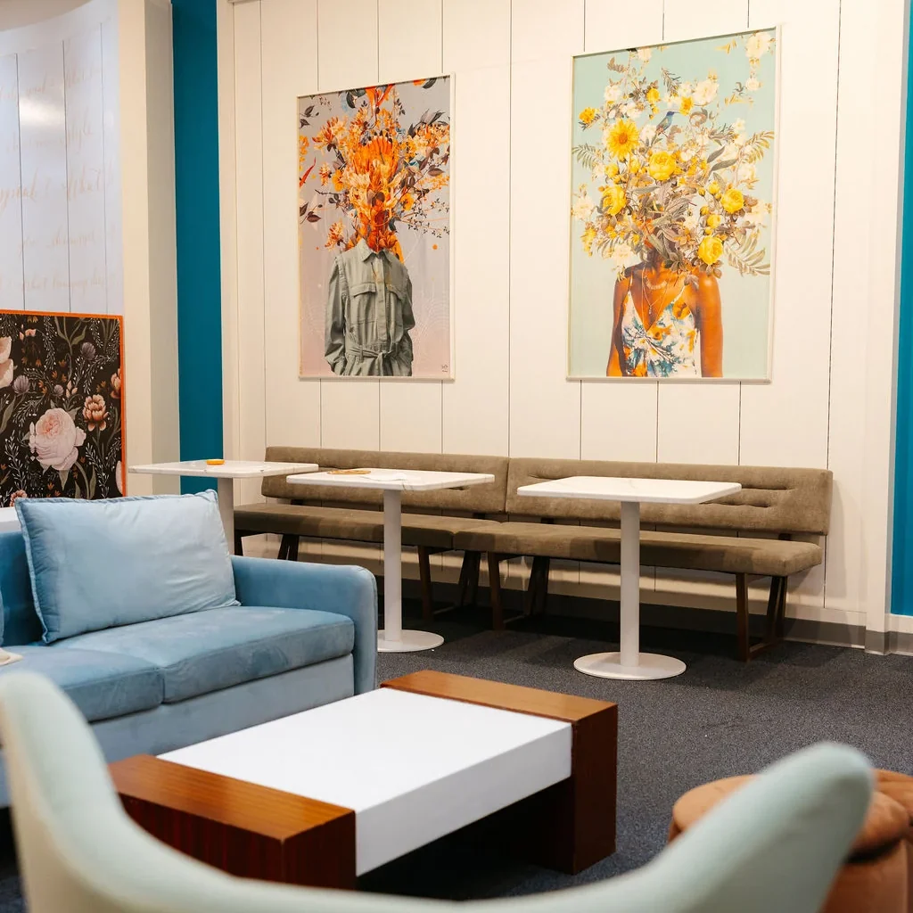 Carnaby work-friendly lounge tables and seating